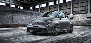 Abarth 695 Biposto in garage - visione frontale